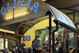 Cảnh sát vào Phủ Tổng thống Ba Lan bắt hai cựu quan chức cấp cao