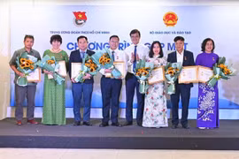 Trao kỷ niệm chương 'Vì thế hệ trẻ' cho nhiều cá nhân thuộc Bộ Giáo dục và Đào tạo