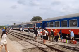 Cao điểm du lịch hè, đường sắt chạy thường xuyên nhiều đoàn tàu khách