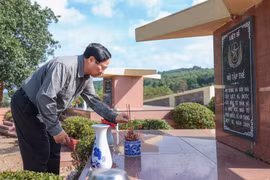 Thủ tướng Phạm Minh Chính dâng hương tưởng niệm Chủ tịch Hồ Chí Minh và viếng Nghĩa trang Liệt sĩ tại Phú Quốc