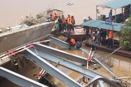 Vụ sập cầu Phong Châu ở Phú Thọ: Lên phương án trục vớt phương tiện và phần cầu bị sập