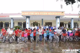 Báo Giáo dục và Thời đại kết nối trao 60 chiếc xe đạp tới học sinh vượt khó ở Thanh Hoá
