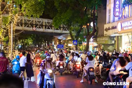 Nhiều tuyến phố Hà Nội 'chật kín' người đi chơi Trung thu