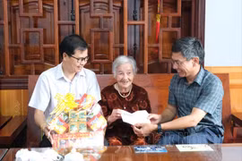 Báo Đắk Nông thăm, tặng quà Mẹ Việt Nam Anh hùng Nguyễn Thị Xuân