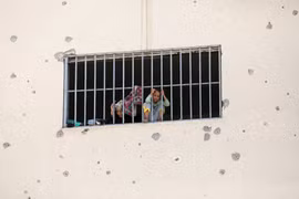 Không còn nơi nào để trốn, người dân Gaza trú ẩn trong nhà tù