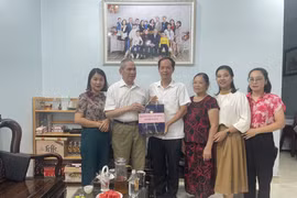 Hội Nhà báo tỉnh Cao Bằng thăm, tặng quà các gia đình chính sách, người có công