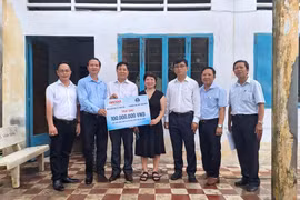 Báo Giáo dục và Thời đại cải tạo nhà tập thể giáo viên và trao học bổng cho học sinh nghèo