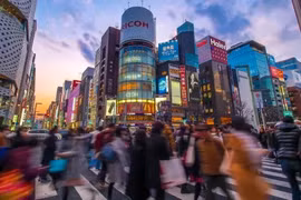 Tận dụng đồng Yên yếu, nhiều người giàu Trung Quốc đổ xô đến Tokyo "săn" hàng hiệu