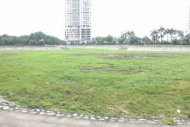 Hồ Trung Văn cạn trơ đáy dù Hà Nội đang có mưa nhiều
