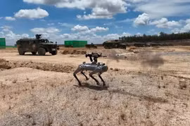 Quân đội Trung Quốc giới thiệu chó robot mang súng trường trong cuộc tập trận
