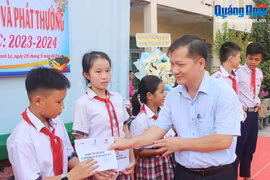 Quỹ học bổng nhà văn, nhà báo Nguyễn Thế Kỷ đến với học sinh nghèo hiếu học Quảng Ngãi
