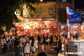 Hà Nội: Phố Hàng Mã rực rỡ sắc màu trước thềm Tết Trung thu