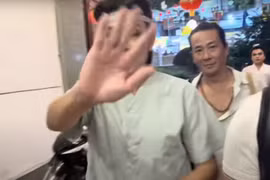 Nghệ sĩ Hoài Linh xua tay cấm YouTuber quay thẳng mặt