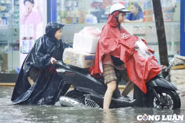Hình ảnh người Hà Nội lội nước và hàng loạt phương tiện chết máy giữa cơn mưa lớn