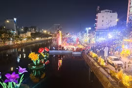 Đặc sắc Chợ hoa Xuân ‘Trên bến, dưới thuyền’  