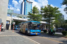 Người dân dễ dàng sử dụng vé xe buýt ảo chạm để thanh toán, không cần Internet