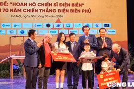 Các họa sĩ nhí nhận giải thưởng vẽ tranh về Điện Biên Phủ