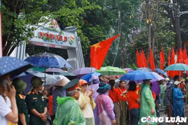 Hàng nghìn người "đội mưa" đổ về di tích đồi A1
