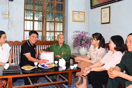 Báo Tuyên Quang thăm hỏi, tặng quà các chiến sĩ tham gia Chiến dịch Điện Biên Phủ