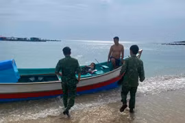 Cứu sống nữ du khách bị sóng cuốn trôi sau 1 đêm lênh đênh trên biển Phú Quý