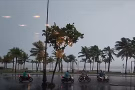 Người đi xe máy dò dẫm trong gió bão ven biển TP.Đà Nẵng