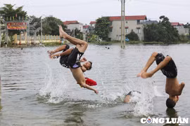 Nước ngập bủa vây ngôi làng hơn 100 hộ dân, trẻ nhỏ ra đường tập bơi