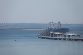 Dầu tràn vào eo biển Kerch sau khi tàu chở dầu của Nga vỡ tan trong cơn bão