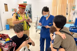 Cảnh sát giao thông đưa bé trai quốc tịch Nhật Bản đi cấp cứu