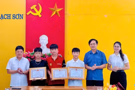 3 nam sinh lớp 8 dũng cảm lao xuống sông cứu hai em nhỏ đuối nước