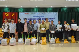 Báo Nông Thôn Ngày Nay phối hợp trao quà, sẻ chia khó khăn người dân vùng lũ Sơn La
