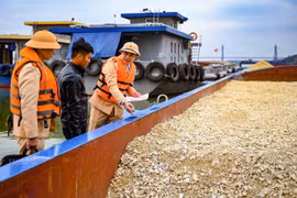 Tăng cường xử lý vi phạm các tàu thuyền trên sông Hồng