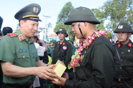 Lãnh đạo Bộ Công an dự lễ giao, nhận quân tại các địa phương
