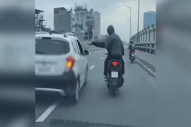 Xác minh hai thanh niên đi xe máy tạt đầu ôtô, đánh người trên đường vành đai 2