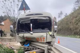 Xe khách mất lái tông vào hộ lan, nhiều người bị thương