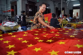 Người dân làng Từ Vân tất bật sản xuất hàng nghìn lá cờ dịp kỷ niệm Quốc khánh 2/9