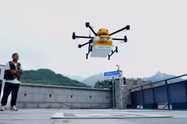 Thiết bị bay chỉ mất 5 phút để giao đồ ăn cho du khách leo Vạn Lý Trường Thành