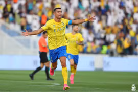 Ronaldo lại ghi bàn, Al Nassr bám sát đội của Neymar, Benzema