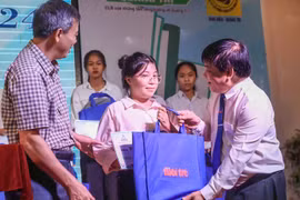 Báo Tuổi Trẻ trao học bổng cho 101 tân sinh viên tỉnh Quảng Trị gặp hoàn cảnh khó khăn