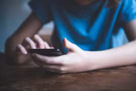 Chuyên gia tâm lý Mỹ: Trẻ em không nên sử dụng 'smartphone' và mạng xã hội