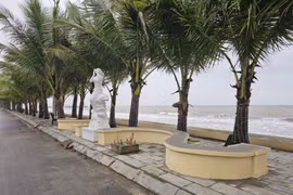 Cảnh quan nhếch nhác, trụ gạch đặt chắn lối đi tại biển Hải Tiến (Thanh Hoá)