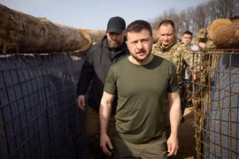 Tổng thống Ukraine ký luật tuyển thêm quân, nói 'hết tên lửa' để đấu với Nga