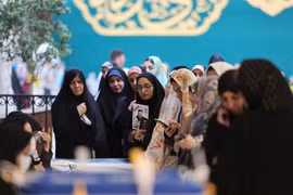 Người dân Iran đi bỏ phiếu bầu Tổng thống mới