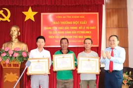 Khen thưởng tập thể, cá nhân dập lửa trong vụ cháy cây xăng ở Nha Trang