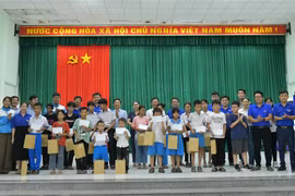 Người lao động BSR đồng hành cùng các em học sinh khó khăn đến trường