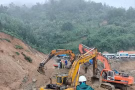 Mưa lớn khiến đèo An Khê bị sạt lở, ngập sâu, giao thông ách tắc