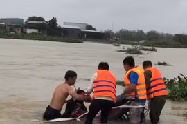 Bình Định: Kịp thời cứu người và xe bị nước cuốn trôi