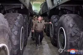 Hình ảnh ông Kim Jong Un đi thị sát cơ sở vũ khí khổng lồ của Triều Tiên