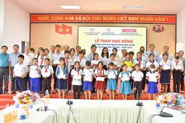 Hội Nhà báo tỉnh Kiên Giang trao 30 suất học bổng cho học sinh có hoàn cảnh khó khăn