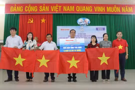Báo Người Lao Động trao tặng cờ Tổ quốc cho ngư dân tỉnh Trà Vinh