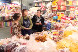 Nhiều mặt hàng Tết đã đồng loạt lên kệ, người dân vẫn còn e dè trong chi tiêu